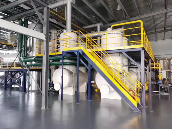 Machine automatique continue de pyrolyse de pneus usés