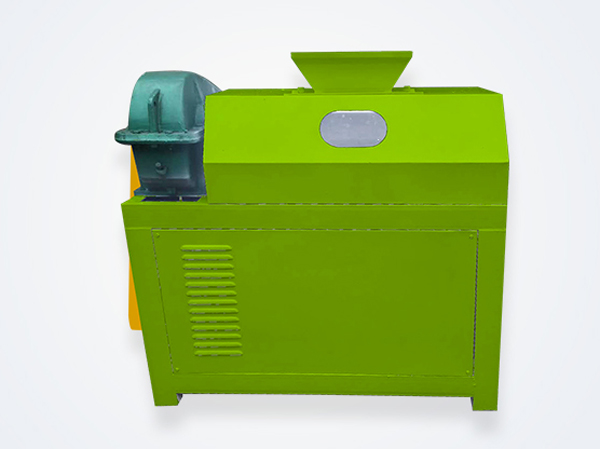 Roll squeezing granulator