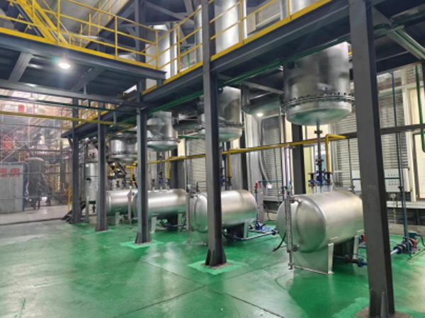 Fabricant d'une machine de purification pour le recyclage de l'huile de moteur usagée