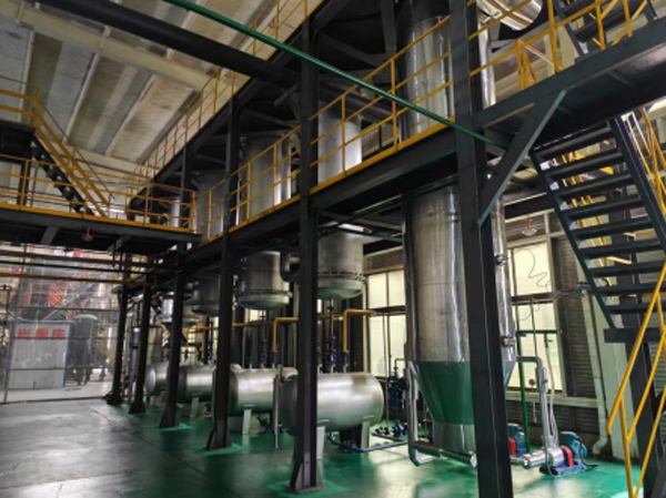 Usine de pyrolyse continue des boues bitumineuses
