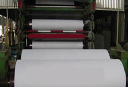 1575 papier toilette faisant la machine