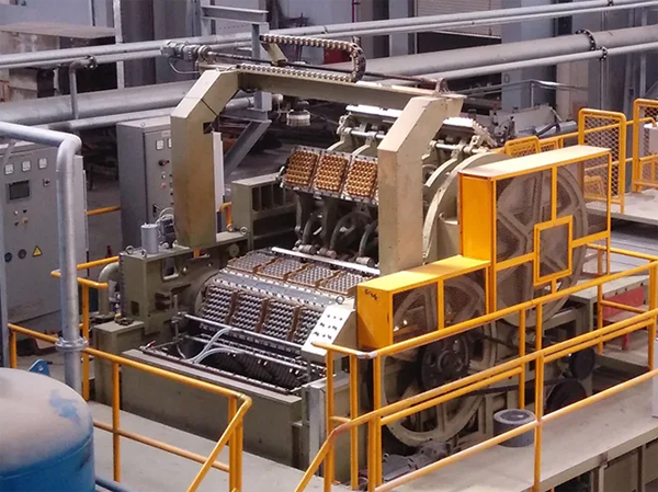 Ligne de production automatique de plateaux d'œufs à double moulage rotatif en pâte à papier