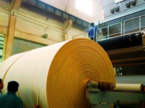 Machine automatique à fabriquer du papier isolé