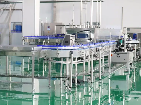 Machine de stérilisation avec verseuse de bouteilles