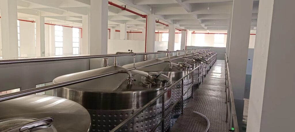 Procédé de brassage du vin rouge sec