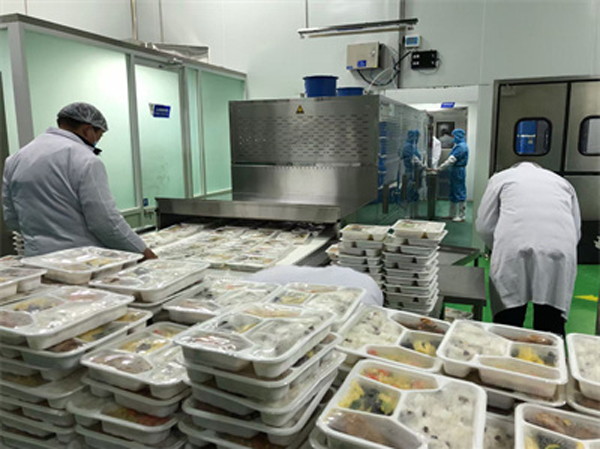 Fabricant de four à tunnel de chauffage au micro-ondes pour plateaux-repas