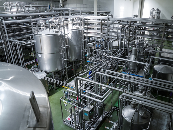 Fabricant d'installations entièrement automatiques de traitement du lait UHT