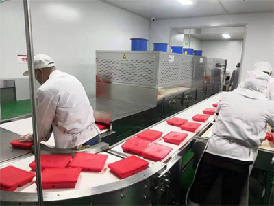 Le principe de fonctionnement d'un four à tunnel à micro-ondes pour repas en boîte