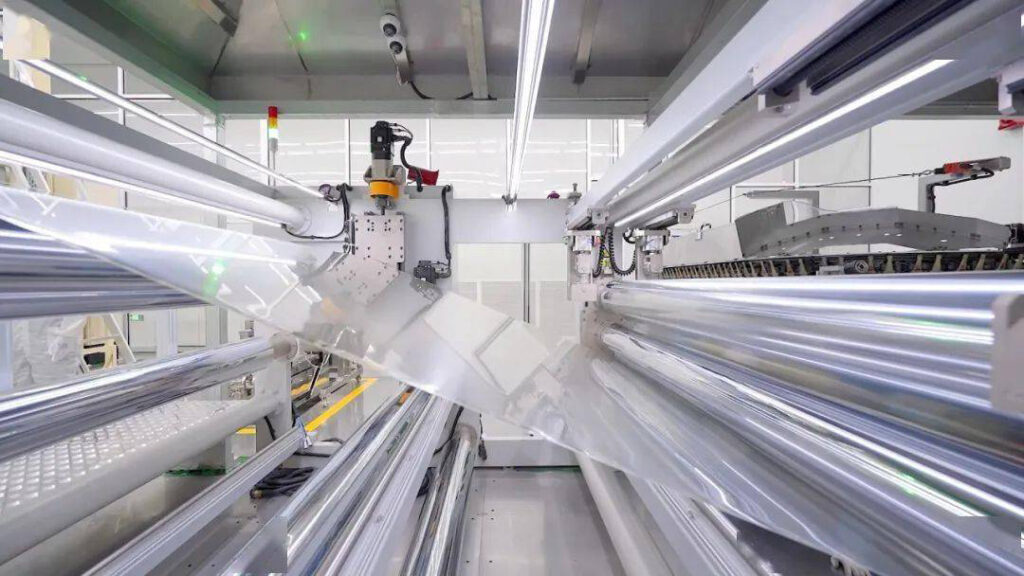 Machine de traitement des films étirables bidirectionnels