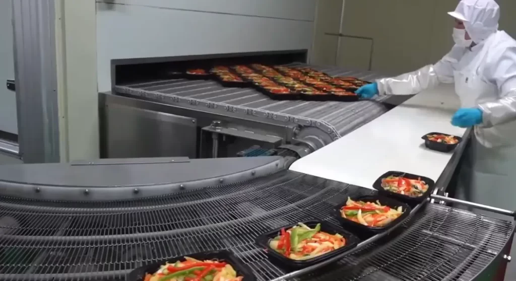 Transformation et production alimentaires sur la chaîne de production alimentaire préfabriquée