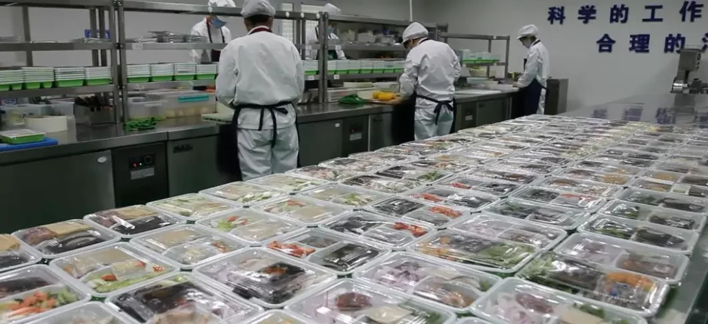 Emballage d'une chaîne de production alimentaire préfabriquée