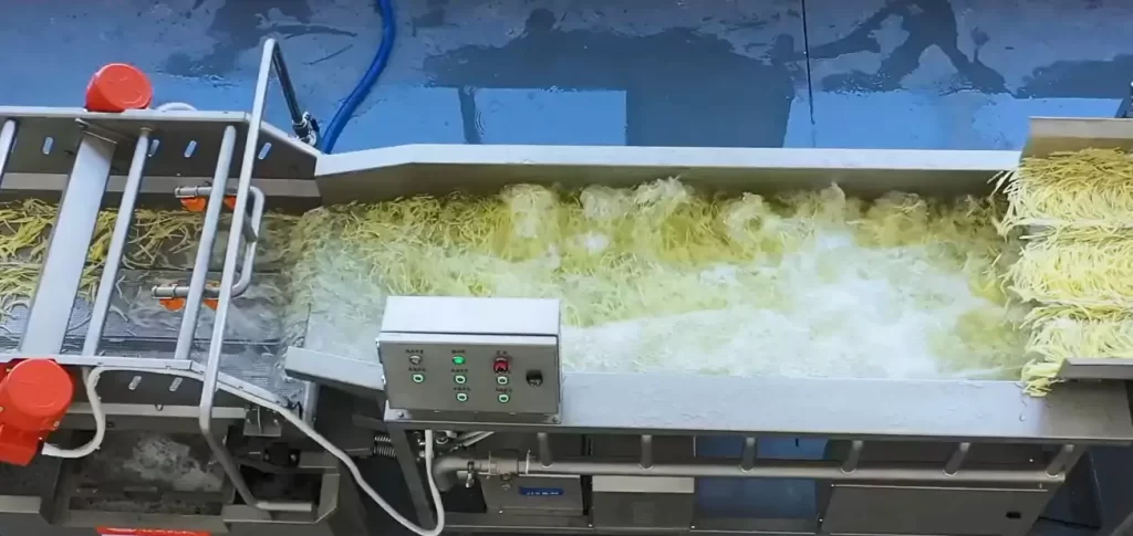 Ligne de production d'aliments précuits pour la transformation des légumes propres